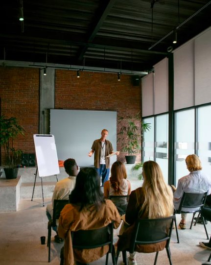 Facilitador dictando un taller de capacitación